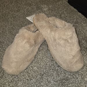 Amazon Essentials Women's Plush Tan Slippers